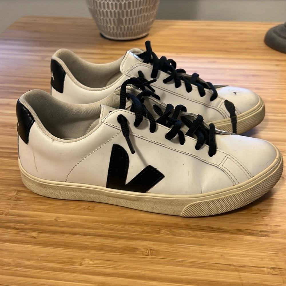 Veja Black and White Women’s Leather Sneaker Size 5
